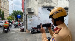 Người tùy tiện băng qua đường sắt ở TPHCM "hết đường chối cãi"