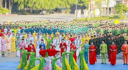 Ấn tượng màn đồng diễn "Vững bước dưới cờ Đảng quang vinh" của Quân khu 7