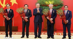 Tổng Bí thư Tô Lâm trao Huân chương Quân công và Huy hiệu Đảng tặng các lãnh đạo, nguyên lãnh đạo