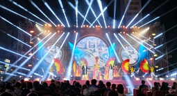 Du khách hào hứng với đêm nghệ thuật đặc biệt ở Đà Lạt