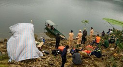 Lật thuyền đánh cá trên hồ thủy điện, con bơi được vào bờ, 2 vợ chồng mất tích