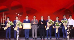 Trường ĐH Luật TPHCM nhận Huân chương Lao động hạng Nhì