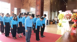 Cán bộ Công đoàn TPHCM dâng hương tưởng niệm Chủ tịch Tôn Đức Thắng