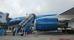 Hàng không, du lịch chật vật giữ khách