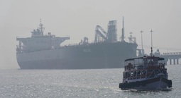 Tranh cãi chuyện thu phí qua Hormuz