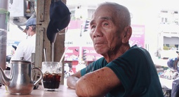 Phin chậm rãi hay máy hối hả: Hai nhịp cà phê giữa lòng phố thị