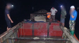 Phát hiện 3 người đàn ông làm chuyện phi pháp trên sông Thạch Hãn