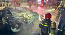 TPHCM: Xe đầu kéo đang đỗ trên đường Lê Hồng Phong thì bất ngờ bốc cháy