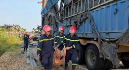 Kinh hoàng xe container tông xe máy rồi lật ngang, 3 người tử vong