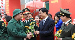 Bí thư Thành ủy Hà Nội Nguyễn Duy Ngọc tiễn đưa thanh niên lên đường nhập ngũ