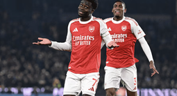 Bukayo Saka ghi bàn trận đấu thứ 300, Arsenal rộng cửa vô địch