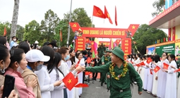 Thượng tướng Nguyễn Trường Thắng thăm hỏi, động viên 
thanh niên Đồng Nai lên đường nhập ngũ