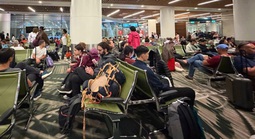 Nhiều chuyến bay tiếp tục bị hủy do xung đột Trung Đông, hành khách được đổi, hoàn vé ra sao?