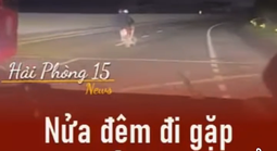 Hai người đàn ông đầu trần, đi xe máy lạng lách, đánh võng trên quốc lộ