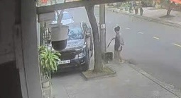 Người phụ nữ có “hành động lạ” trên phố khiến nhiều người hoảng hốt 