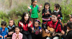 Hoa hậu Thanh Thủy "debut" làm ca sĩ giữa sân trường vùng cao