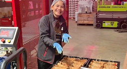 Vất vả làm việc thời vụ ở nước ngoài