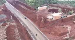 Vụ nhiều nhà dân nằm cheo leo bên mép vực: Tạm dừng thi công đoạn hạ cốt nền đường