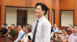 Ca sĩ Anh Tú xúc động tại họp mặt đầu năm: "Tôi tự hào là một ngọn nến của nghệ thuật"