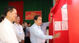 Hình ảnh Chủ tịch Quốc hội Trần Thanh Mẫn kiểm tra công tác bầu cử tại Đồng Nai