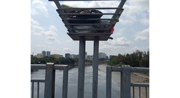 Khung sắt thành nơi chứa rác