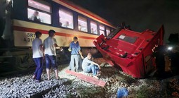 CLIP: Xe tải vượt rào chắn bị tàu hỏa tông gãy đôi