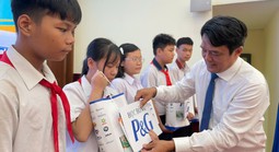 Trao học bổng Nguyễn Đức Cảnh cho học sinh có hoàn cảnh khó khăn