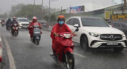 Mưa trái mùa bất ngờ trút xuống TP HCM, trời tối sầm giữa chiều