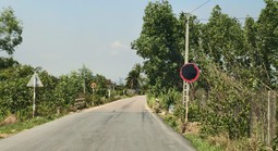 Khó hiểu biển báo tải trọng liên tục bị bôi đen trên tuyến đường phục vụ sân bay Phù Cát