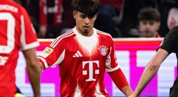 Nghịch lý: Tài năng 17 tuổi từ Thái Lan ra mắt Bayern Munich, nhưng không thể lên tuyển Thái