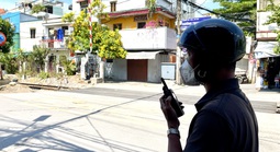 CSGT TPHCM mật phục ghi hình xe máy băng qua đường sắt, người vi phạm "hết chối"