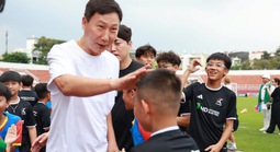 HLV Kim Sang-sik giao lưu, rèn luyện cho hơn trăm cầu thủ nhí TP HCM