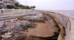 Sắp vào hè, bãi biển nổi tiếng ở Thanh Hóa vẫn ngổn ngang