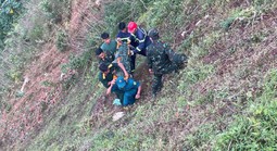 Xe tải lao xuống vực sâu 200 m, 3 người thương vong