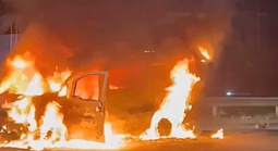 Ô tô bốc cháy ngùn ngụt ở TPHCM