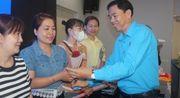 Những phần quà đặc biệt cho người lao động nhân dịp 8-3