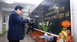 Thủ tướng dâng hương tưởng niệm Chủ tịch Hồ Chí Minh, các anh hùng, liệt sĩ tại Điện Biên
