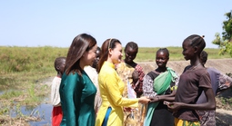 Khi tà áo dài Việt Nam bay dưới tán xoài cổ thụ Bentiu