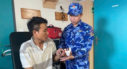 Ngư dân bị tai nạn lao động được cảnh sát biển hỗ trợ kịp thời