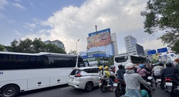 Không "gồng" nổi giá xăng dầu, nhiều nhà xe tăng cước