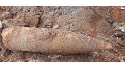 Đào móng xây hàng rào, người dân Gia Lai phát hiện 2 quả đạn "khủng"