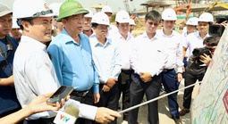 Bộ trưởng Bộ Xây dựng kiểm tra tiến độ Vành đai 3 tại Tân Vạn