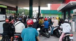Giữa trưa, cây xăng ở TP HCM ken kín người chờ đổ xăng