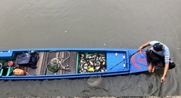 Bắt cá bằng kích điện, thanh niên ở TPHCM bị xử lý