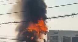 Cháy lớn tại vòng xoay ở Đồng Tháp khiến người dân hoảng sợ