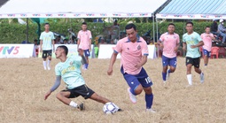 Giải đấu "độc lạ" gây sốt, hàng trăm nông dân Khmer đá bóng trên ruộng
