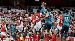 Arsenal tăng tốc đua vô địch
