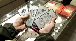 Giá bạc hôm nay 10-4: Đi lên cùng giá vàng, xấp xỉ 3 triệu đồng/lượng