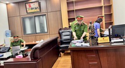 Hình ảnh khám xét, bắt giữ nguyên Phó Chủ tịch TP trước đây liên quan nhóm “xã hội đen”