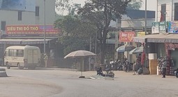 Xe máy điện va chạm xe ô tô phục vụ tang lễ, 1 người tử vong